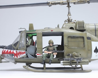 プロ製作モデル UH-1C ヒューイ フロッグ ガンシップ (乗員 4 名付き