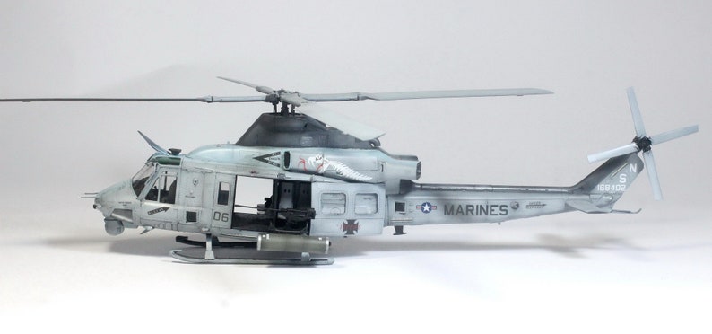 Pré-commande Pro Built Model USMC UH-1Y Venom 1:48 Construit et peint par des compétences professionnelles image 3