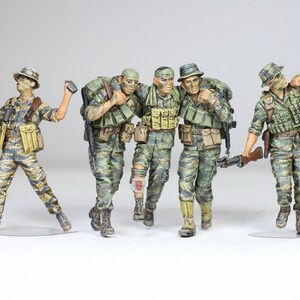 Figura pintada de las Fuerzas Especiales de EE. UU. que se dirigen al Huey (5 figuras) de la guerra de Vietnam, escala 1:35 (construida y pintada por profesionales).