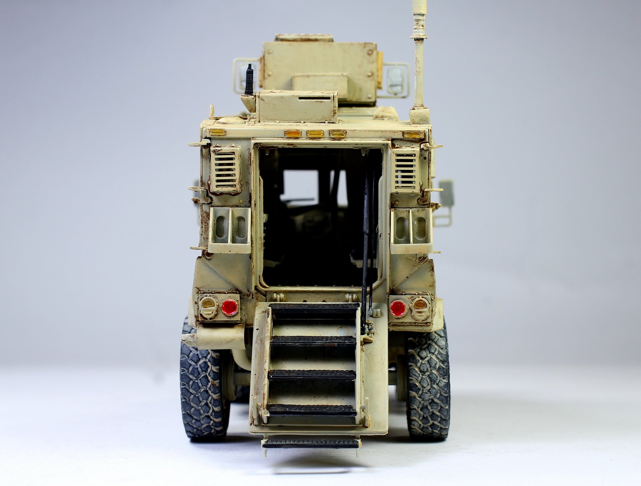 □1/35アメリカ軍 クーガー装甲車COUGAR 4×4 MRAP 完成品｜完成品