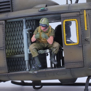 Painted Figures US Soldier UH-1 Huey Gunner (Set 1) in Vietnam war 1:35 scale (Built and painted by Professional skills)