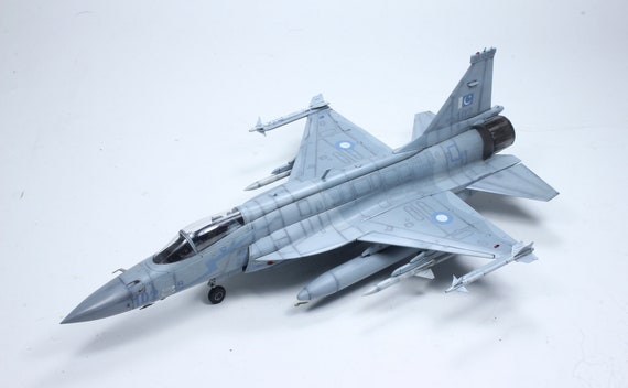 プロビルドモデル パキスタン JF-17 サンダー 1:48 (プロのスキル