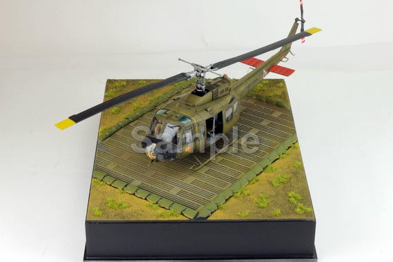 プロビルド 1/35 UH-1 ヒューイヘリコプター飛行場基地、ベトナム戦争