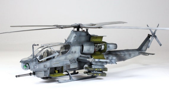 プロが製作した米海兵隊AH-1Zバイパーモデル：1/48スケール