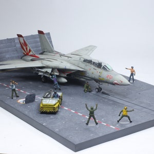 Construit Modèle 1: 72 Moderne US Aircraft Carrier Deck diorama / w F-14A Tomcat & Deck Crews set (Construit et peint par des compétences professionnelles)