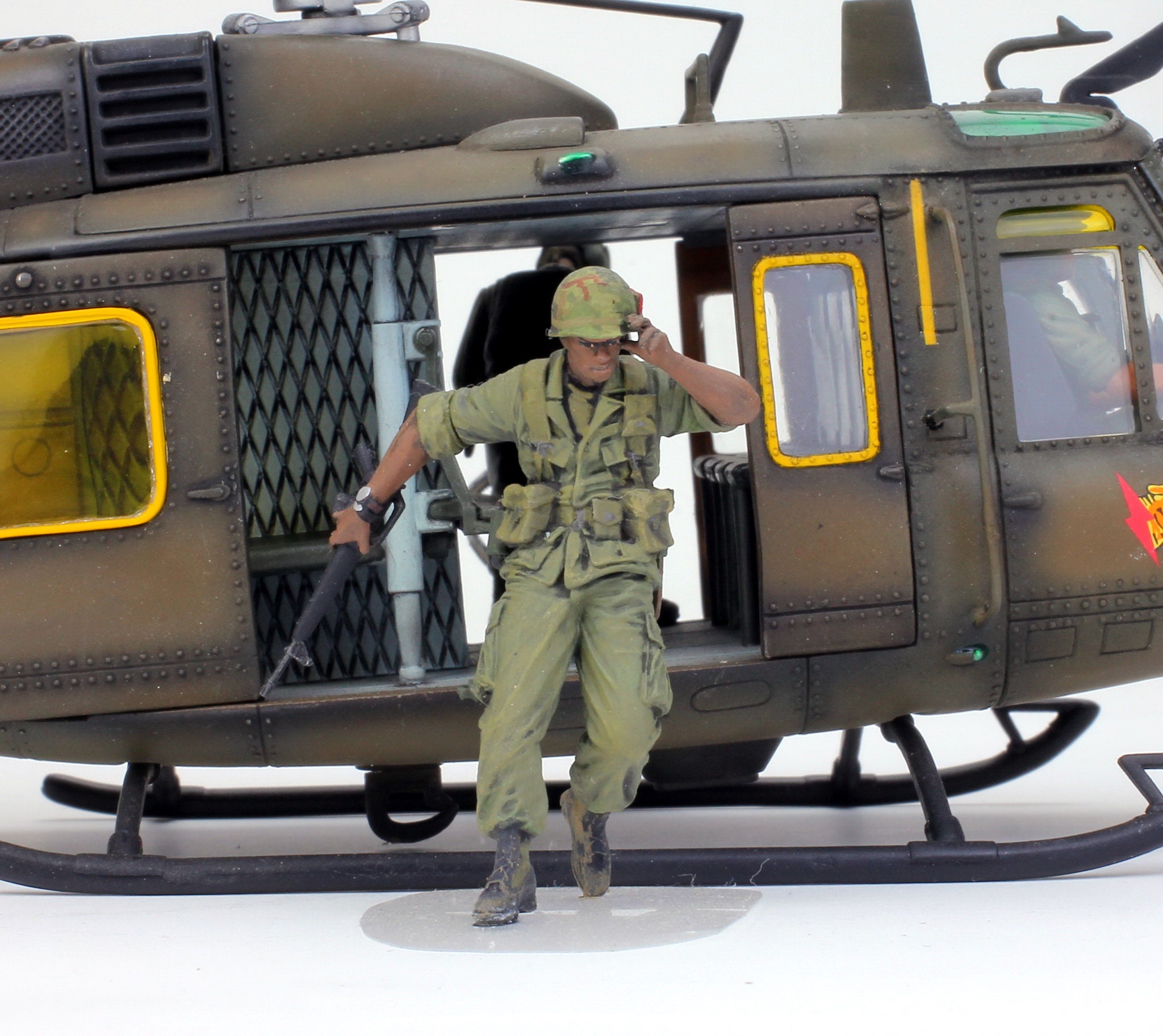 塗装済みフィギュア ベトナム戦争時のアメリカ兵 UH-1 ヒューイ