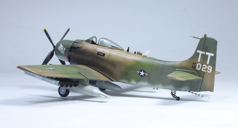 USAF A-1J Skyraider Vietnam war 1:72 Pro Built Model Built and painted by Professional skills image 10