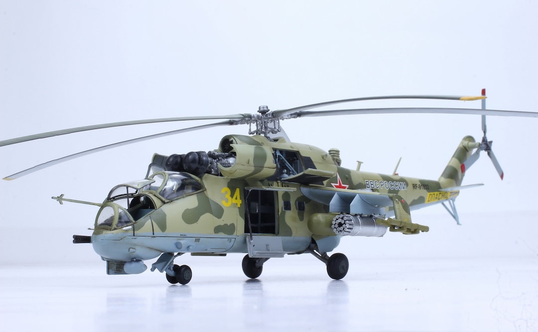 ロシア攻撃ヘリコプター Mil Mi-24V/VP Hind E 1:72 プロ製作