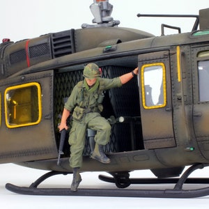Painted Figures US Soldier UH-1 Huey Jumper (Set 1) in Vietnam war 1:35 scale (Built and painted by Professional skills)