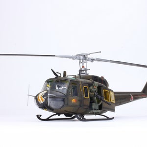 21ST CENTURYTOYS UH-1 ヘリコプター 21センチュリートイズ 1:18 scale Huey “Slick” UH-1C (21st Century Toys) - YouTube