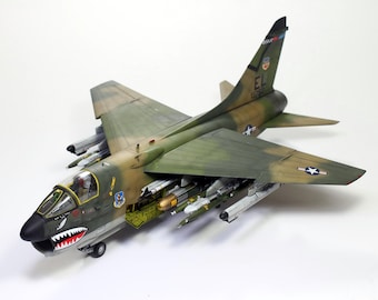Pro Built Modelo USAF A-7D Corsair Guerra do Vietnã 1:48 (Construído e pintado por profissionais)