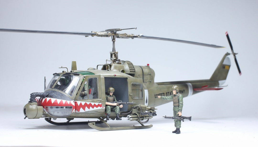 プロ製作モデル UH-1C ヒューイ フロッグ ガンシップ (乗員 4 名 プロ製作モデル UH-1C ヒューイ フロッグ ガンシップ (乗員 4 名