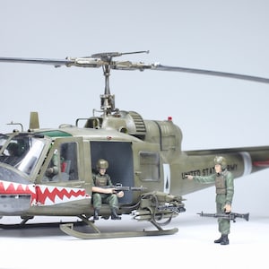 Pro Built Modell UH-1C Huey Frog Gunship (/w 04 Crews) Vietnam Krieg 1:35 (Gebaut und bemalt durch professionelle Fähigkeiten)