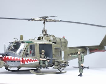 プロ製作モデル UH-1C ヒューイ フロッグ ガンシップ (乗員 4 名