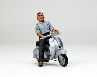PreBuilt Saigon Silver Vespa Scooter /w Civilian (Pre 1975) 1:35 scale (Built and painted by Professional skills)