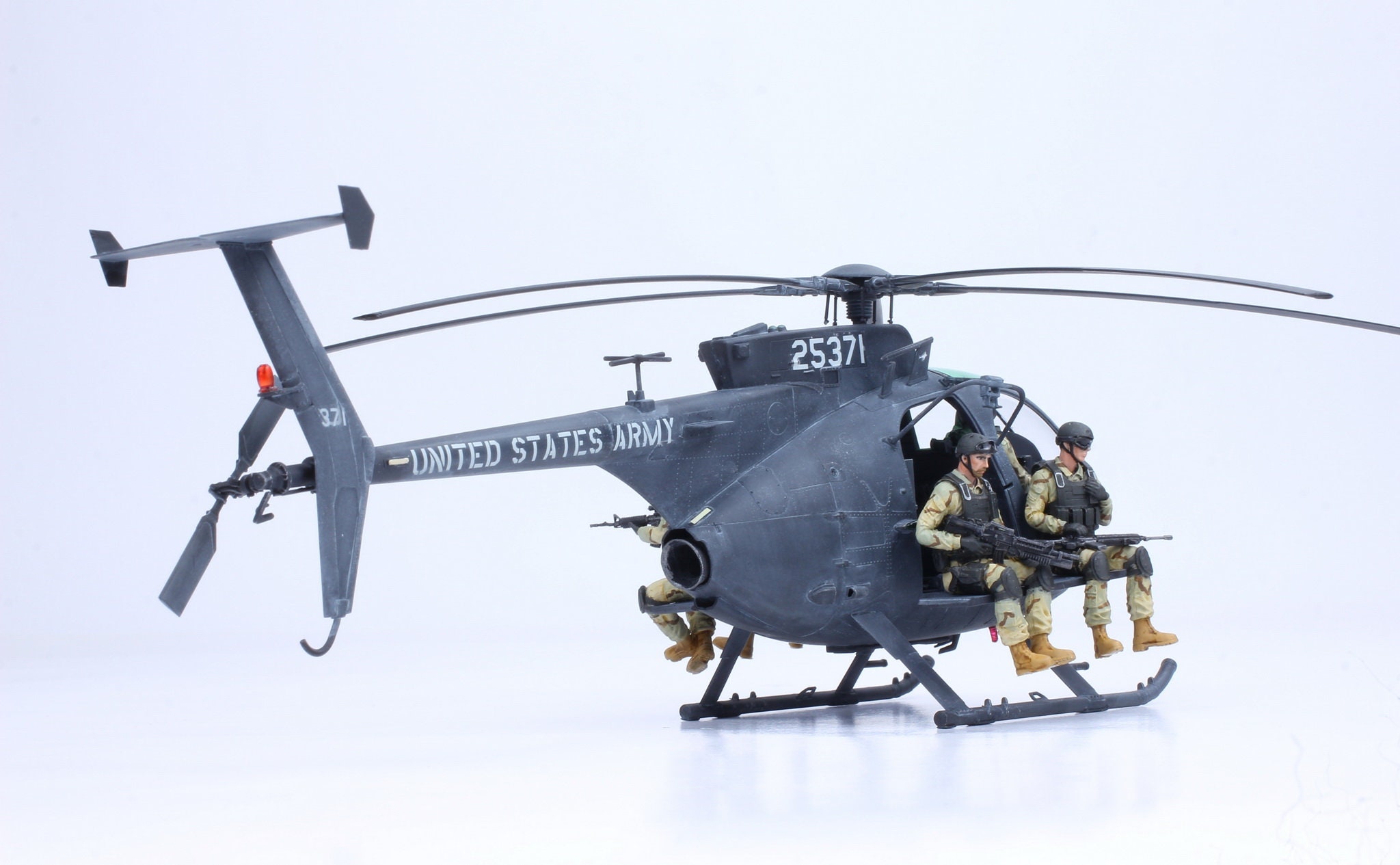 Pro Built Model Mah 6j Little Bird Nightstalkers W 02 Pilots 04