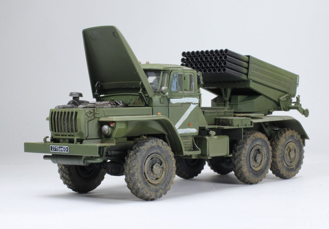 プロが組み立てたモデル ロシアの多連装ロケットランチャー BM-21 Grad