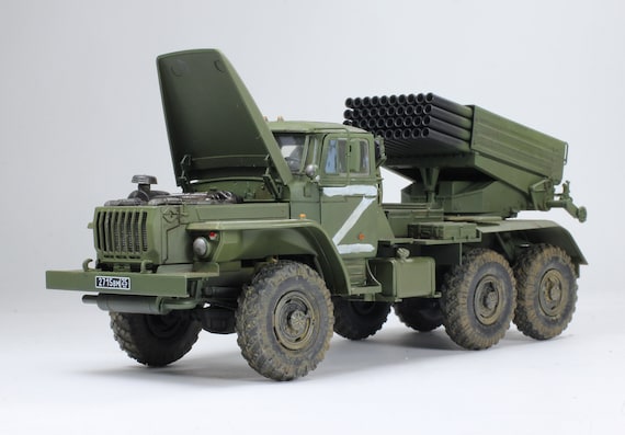 プロが組み立てたモデル ロシアの多連装ロケットランチャー BM-21 Grad