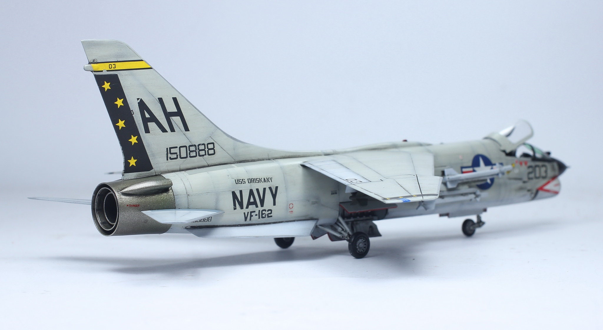 アメリカ海軍 F-8E クルセイダー ベトナム戦争 1:72 プロビルドモデル