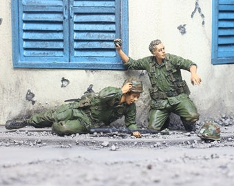 Painted Figures Army Soldiers In Fight (02 figures) Vietnam war 1:35 scale (Built and painted by Professional skills)