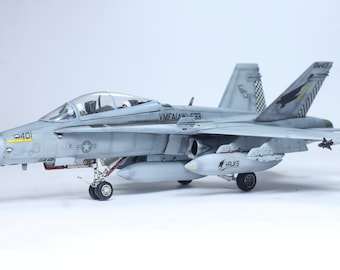 USMC F/A-18D ホーネット 1:72 組み立てモデル (プロの技能により
