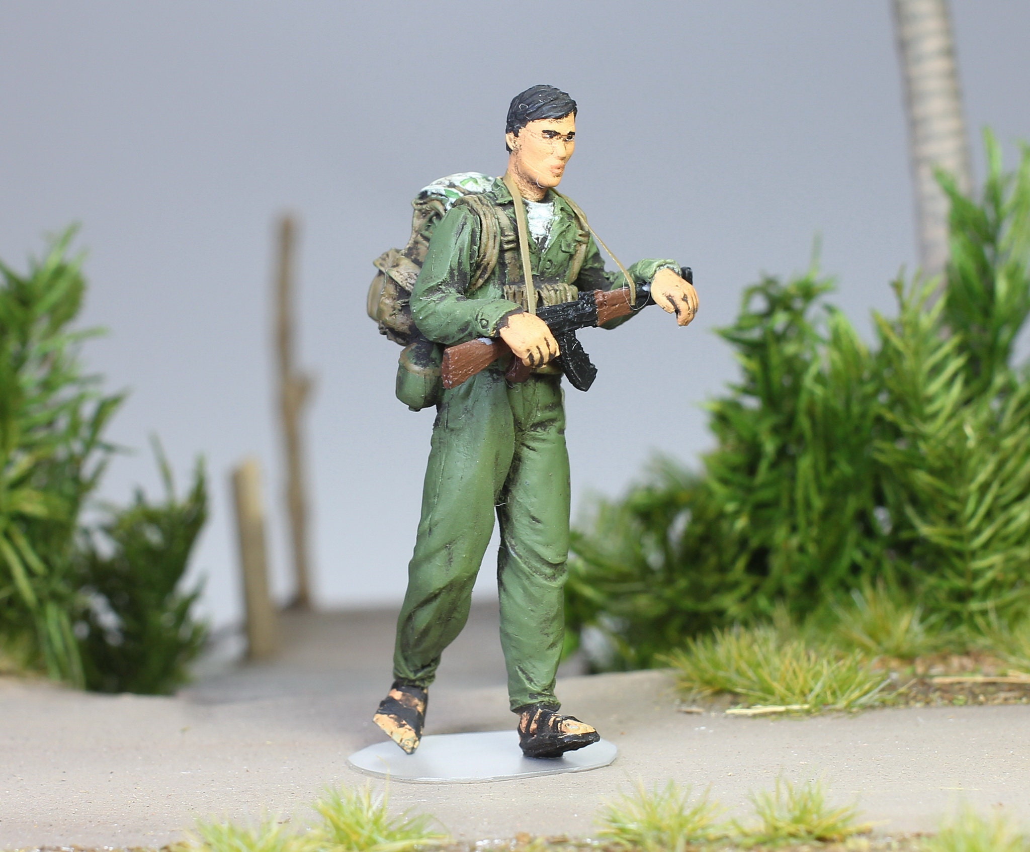 塗装済みフィギュア NVA 兵士 移動中、ベトナム戦争 1:35 スケール