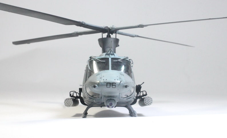 Pré-commande Pro Built Model USMC UH-1Y Venom 1:48 Construit et peint par des compétences professionnelles image 7