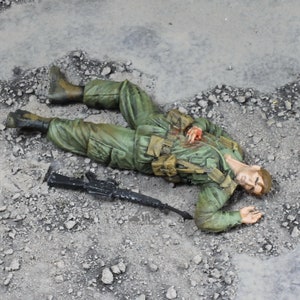 Painted Figures Fallen USMC Soldier in Vietnam war 1:35 scale (Built and painted by Professional skills)