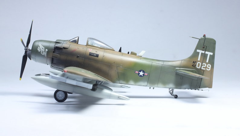 USAF A-1J Skyraider Vietnam war 1:72 Pro Built Model Built and painted by Professional skills image 4