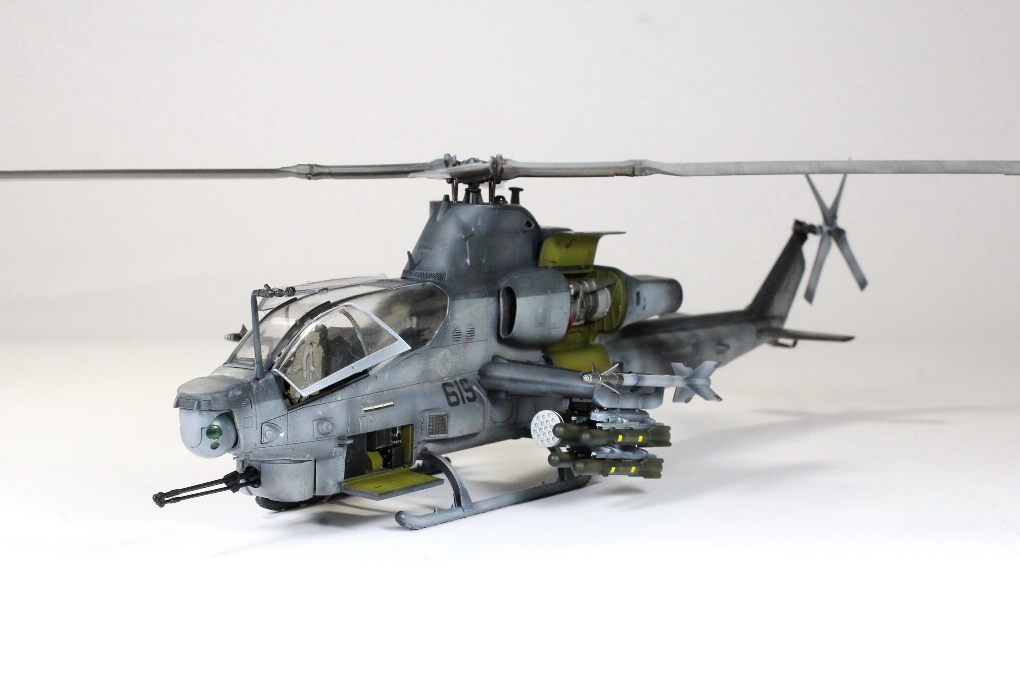プロが製作した米海兵隊AH-1Zバイパーモデル：1/48スケール