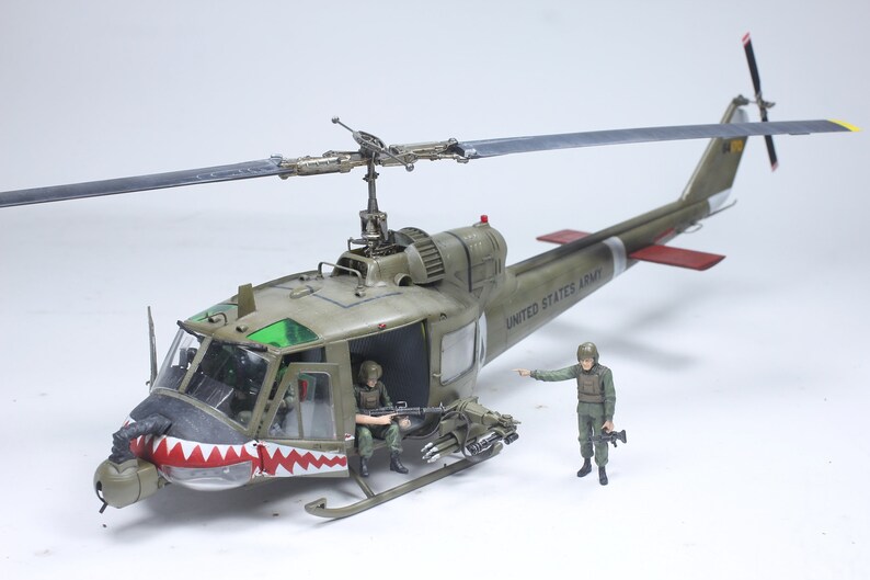 Maquette Academy UH-1C Huey Frog - Réf 2196 - Échelle 1/35 - Neuf