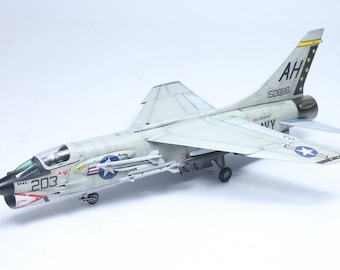 Navy F-8E Crusader Vietnamkrieg 1:72 ProBuilt Model (Gebaut und bemalt von Profis)