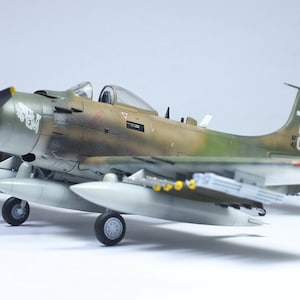 USAF A-1J Skyraider Vietnam war 1:72 Pro Built Model Built and painted by Professional skills image 2