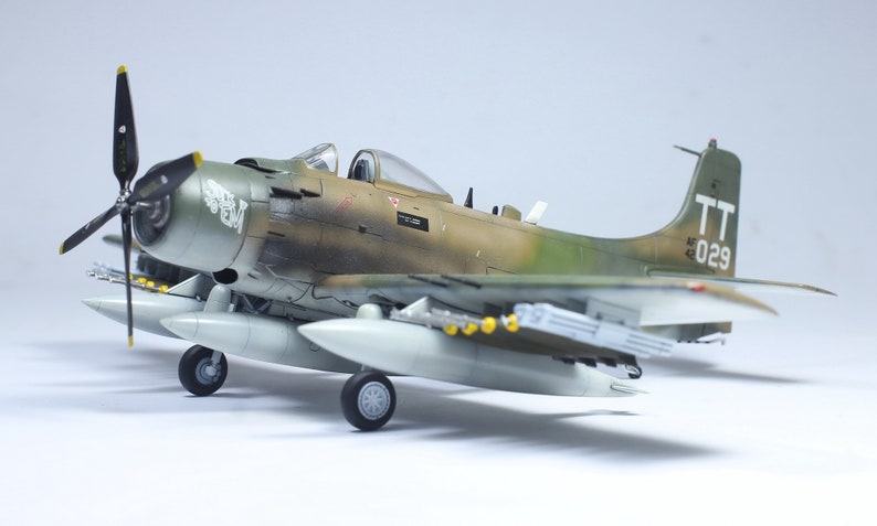 USAF A-1J Skyraider Vietnam war 1:72 Pro Built Model Built and painted by Professional skills image 2