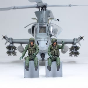 Painted US Helicopter Pilot Figures (AH-1Z Viper & AH-64 Apache) 1:48 Scale