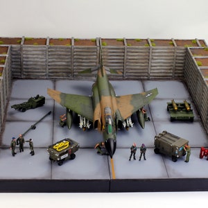 ProBuilt Diorama F-4C Phantom /w Pilots, Crews in USAF Airfield Guerra del Vietnam scala 1:48 (costruito e dipinto da abilità professionali)