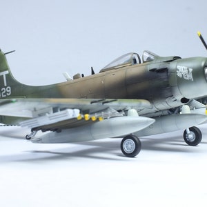 USAF A-1J Skyraider Vietnam war 1:72 Pro Built Model Built and painted by Professional skills image 3