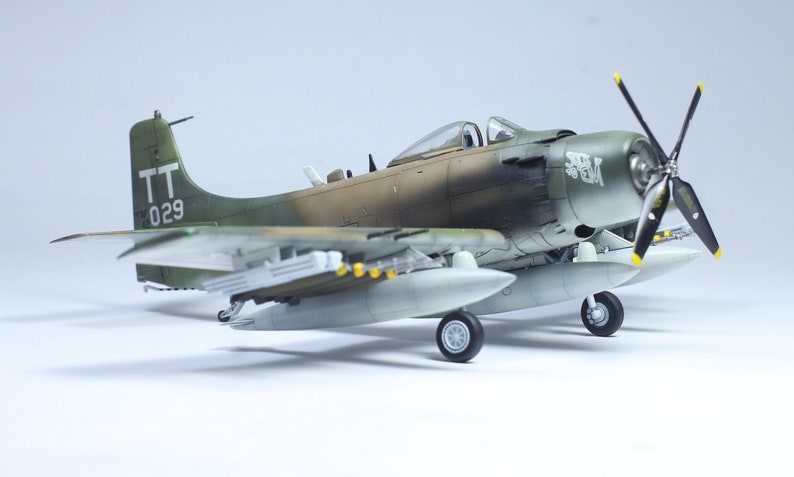 USAF A-1J Skyraider Vietnam war 1:72 Pro Built Model Built and painted by Professional skills image 3