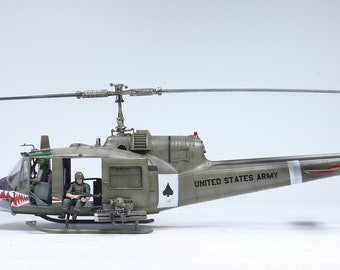 プロ製作モデル UH-1C ヒューイ フロッグ ガンシップ (乗員 4 名付き