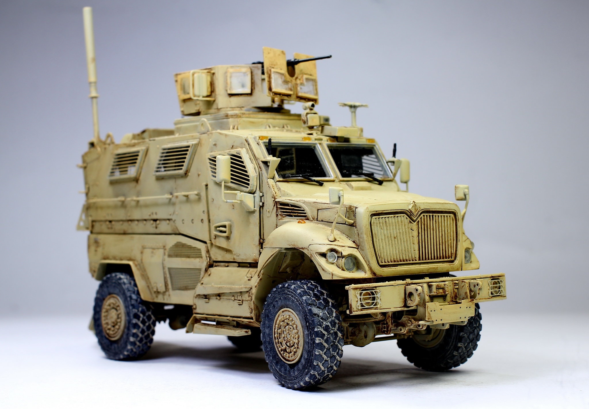 手作りのアメリカ陸軍クーガーMRAPモデル：1/35スケール装甲車両