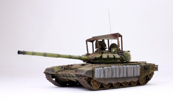 新品 日本未発売 1/72 T-72 T72B3 主力戦車 ロシア陸軍 Z 塗装 完成