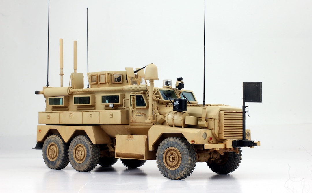 1/35 アメリカ軍 クーガー 6×6 MRAP 装甲車 組立塗装済完成品