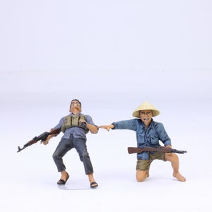 Painted Figures Vietcong Soldiers (02 figures) in Battle,  Vietnam war  1:35 scale (Built and painted by Professional skills)