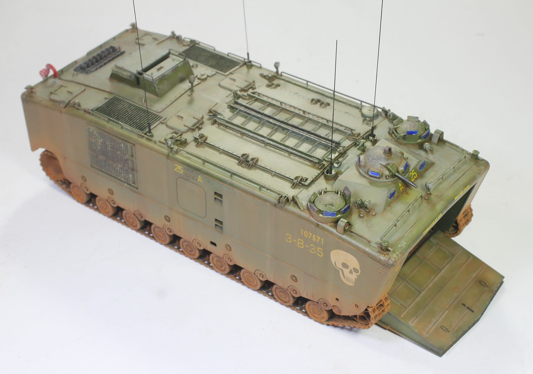 ホビーファン 1/35 アメリカ海兵隊 LVTP5A1 フルインテリア
