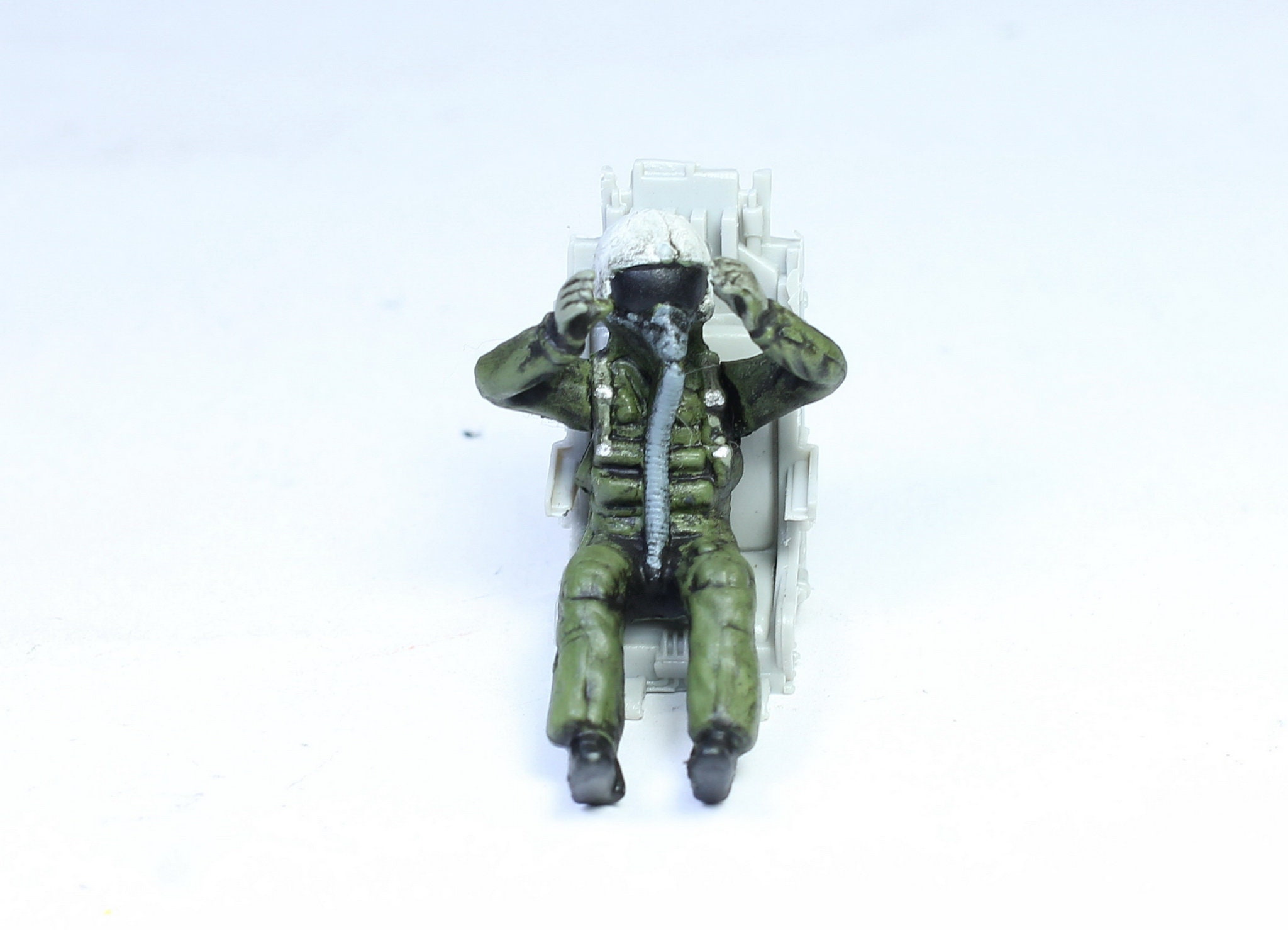塗装済みフィギュア 着席型アメリカ空軍パイロット 1/48スケール（プロ
