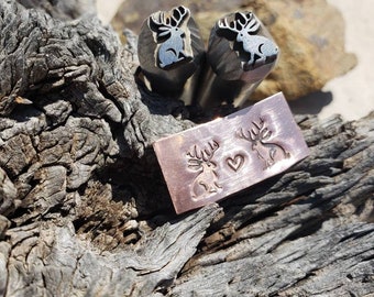 Sello metálico de Jackalope con críptido