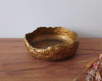 金色の紙粘土ボウル：リサイクルアート、手作りのホームデコレーション