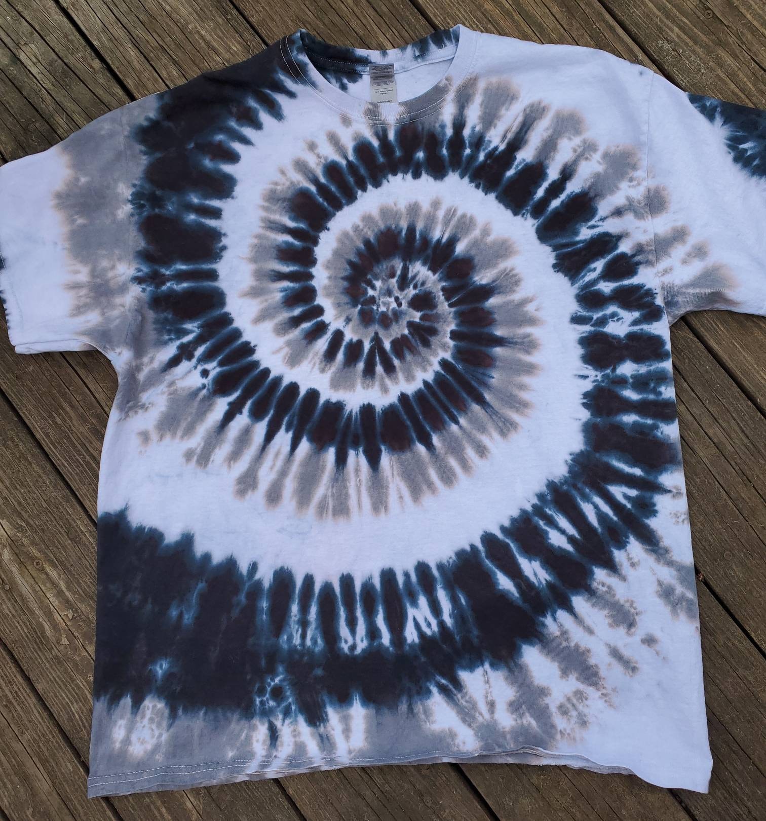 Monochrome Tie-Dye Spiral - EASY tie-dye technique! - Dye DIY