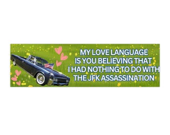 Puede incluir: Un coche vintage negro con una bandera de Estados Unidos en el parachoques trasero, conduciendo por un campo de hierba verde y flores amarillas. El texto "MY LOVE LANGUAGE IS YOU BELIEVING THAT I HAD NOTHING TO DO WITH THE JFK ASSASSINATION." está escrito en letras blancas sobre un fondo verde.