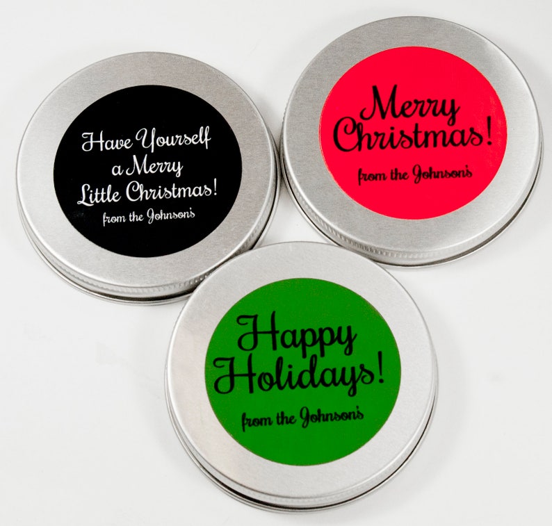 K&ouml;nnte beinhalten: Drei silberne Dosen mit festlichen Etiketten. Die Etiketten sind in schwarzer Schrift auf rotem, gr&uuml;nem und schwarzem Hintergrund. Die Etiketten lauten "Have Yourself a Merry Little Christmas! from the Johnson's", "Merry Christmas! from the Johnson's" und "Happy Holidays! from the Johnson's".